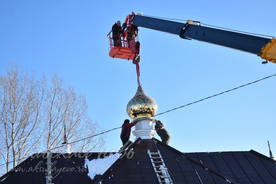 В Аксубаевском районе освятили купола и кресты строящегося здания церкви