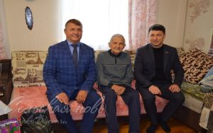 Аксубаевского ветерана поздравили глава района и замминистра спорта РТ