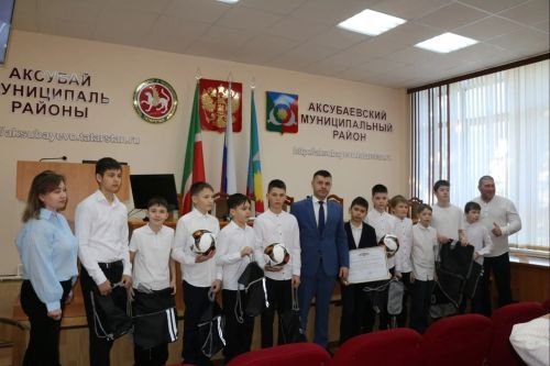 Футбольной команде «Аксу» вручили Благодарственное письмо главы района