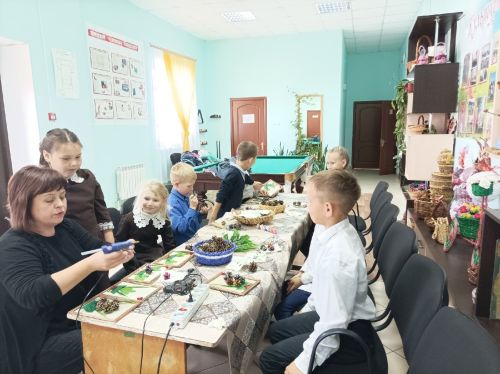 В сельском клубе работает осенняя мастерская