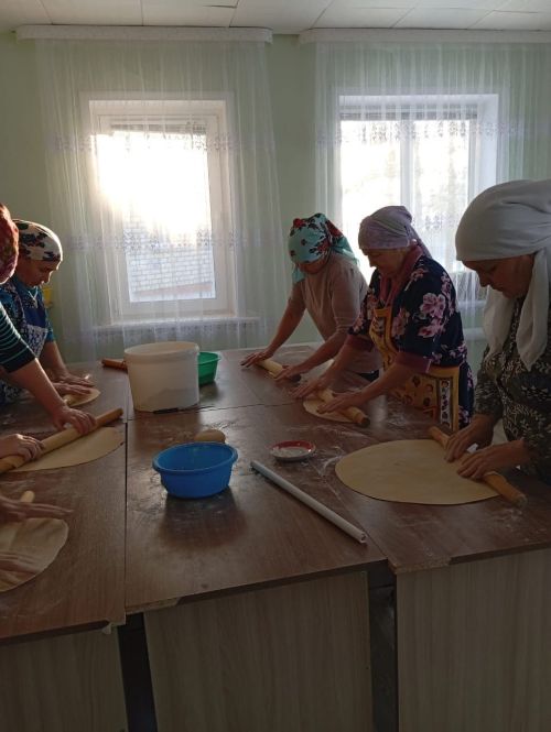 Дарят домашнее тепло землякам