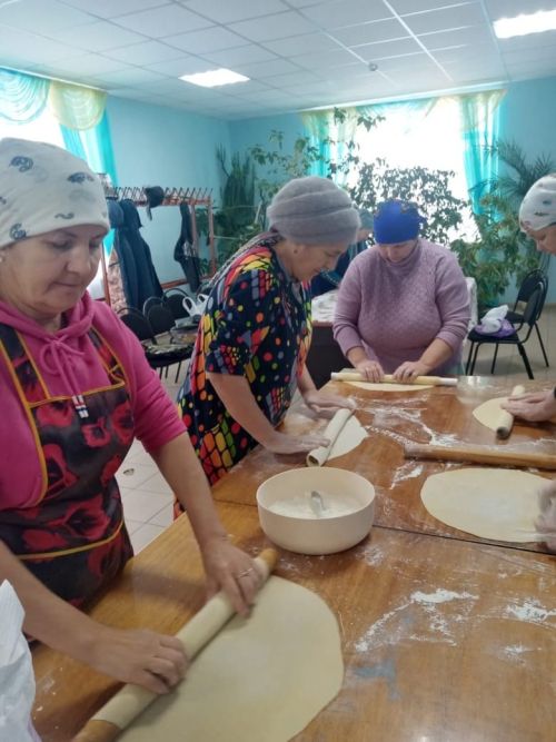 Дарят домашнее тепло землякам