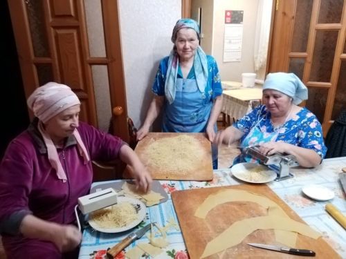 Дарят домашнее тепло землякам