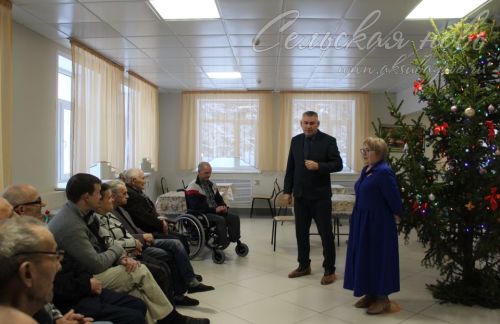 Жильцов Дома-интерната поздравили с наступающими праздниками