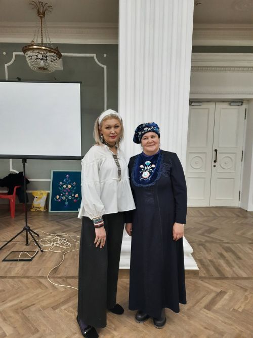 Аксубаевский художник участвовала в презентации выставки «Алтын куллар»