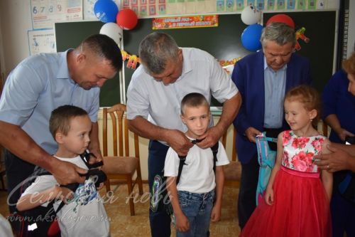 Аксубай районында булачак беренче сыйныф укучыларына рюкзаклар тапшырдылар
