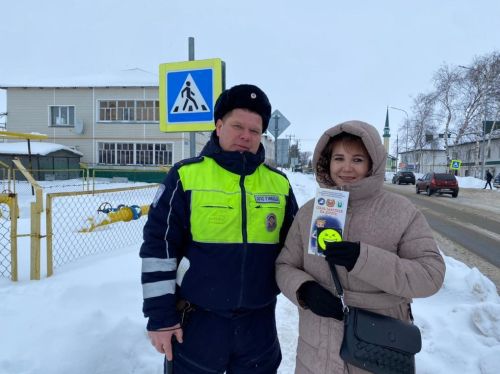 Аксубай дәүләт автоинспекторлары машина йөртүчеләрне Яңа ел белән котлады