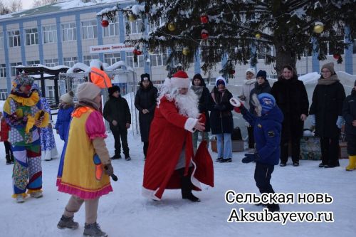 Аксубаевская детвора веселилась у главной елки и получила новогодние подарки