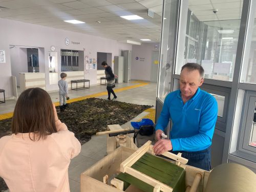 Лаишевские волонтеры благодарят аксубаевского волонтера за станок для нарезки лент для масксетей