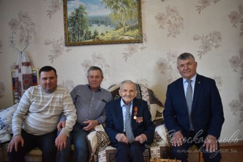 Аксубай районы башлыгы Җиңү солдатын Ватан сакчысы көне белән котлады