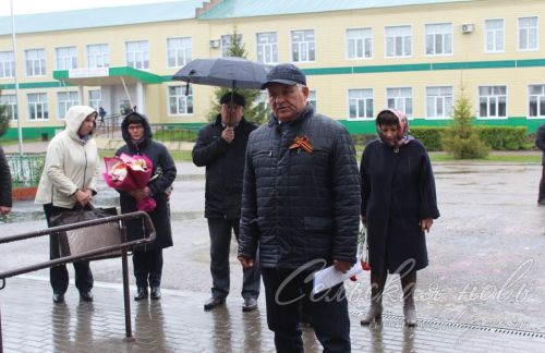 Аксубай мәктәбендә чыгарылыш укучылары истәлегенә Хәтер такталары ачылды