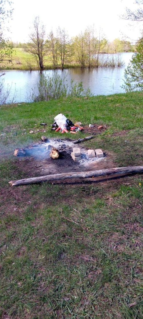 Отдохнули, костер не потушили, мусор не убрали
