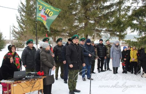 Иске Ильдеряктә герой-авылдаш истәлегенә мемориаль такта ачылды