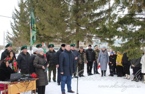Иске Ильдеряктә герой-авылдаш истәлегенә мемориаль такта ачылды