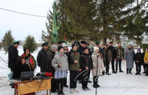 Иске Ильдеряктә герой-авылдаш истәлегенә мемориаль такта ачылды