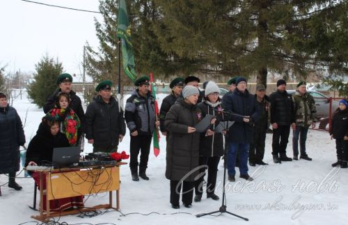 Иске Ильдеряктә герой-авылдаш истәлегенә мемориаль такта ачылды