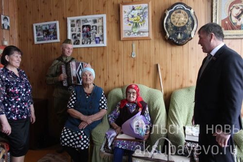 Ветеранның иңнәрендә бер гасырлык гомер