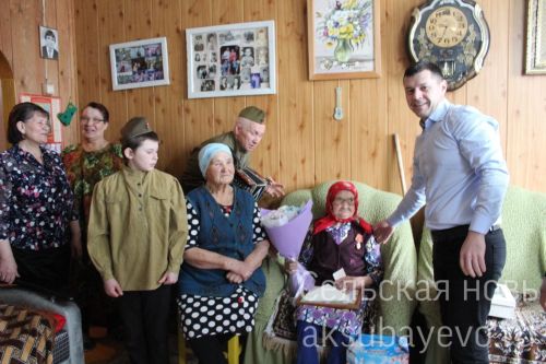 Ветеранның иңнәрендә бер гасырлык гомер