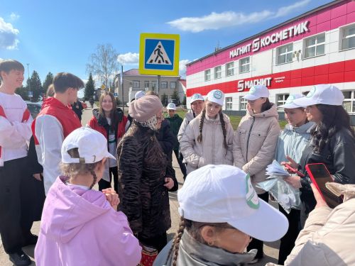 Активисты Движения Первых в Аксубаеве поздравили прохожих с наступающим праздником