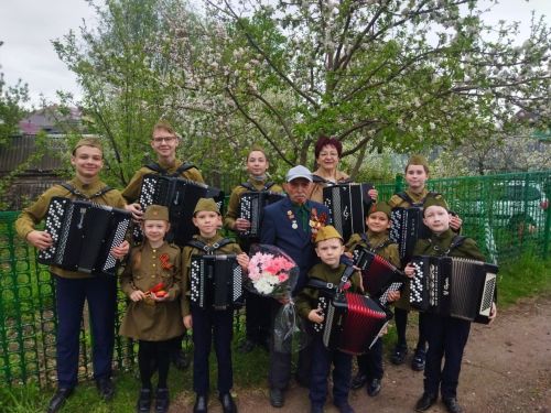 Детский образцовый ансамбль баянистов «Аксубай егетләре» поздравил ветеранов с Днем Победы