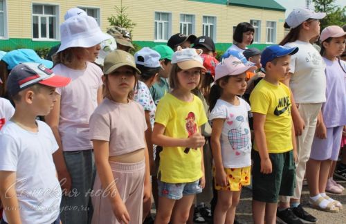 Аксубайда Россия Федерациясе әләмен күтәрделәр