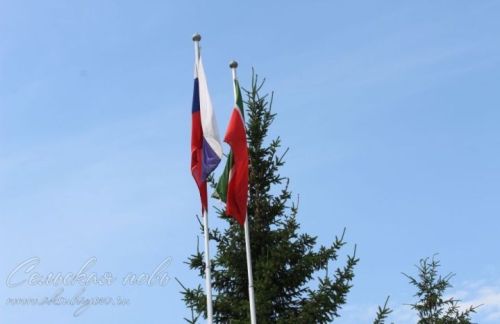 Аксубайда Россия Федерациясе әләмен күтәрделәр