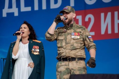 Россия көнендә Аксубай офицерының хатыны башкаланың «Казан» гаилә үзәге янында сәхнәдә җырлады