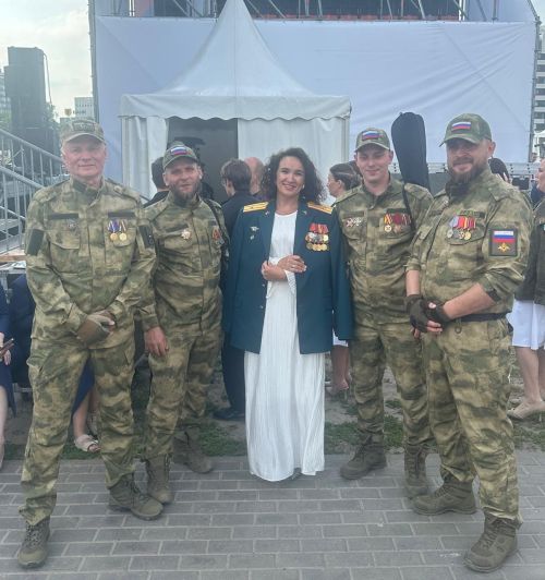 Россия көнендә Аксубай офицерының хатыны башкаланың «Казан» гаилә үзәге янында сәхнәдә җырлады