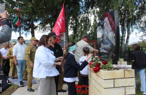 В Аксубаевском районе открыли памятник погибшим в Афганской, Чеченской и локальных войнах и их матерям