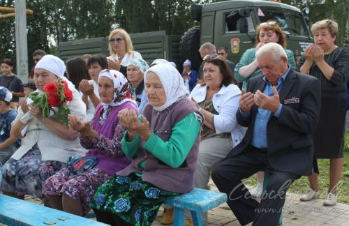 В Аксубаевском районе открыли памятник погибшим в Афганской, Чеченской и локальных войнах и их матерям