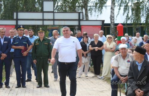 В Аксубаевском районе открыли памятник погибшим в Афганской, Чеченской и локальных войнах и их матерям