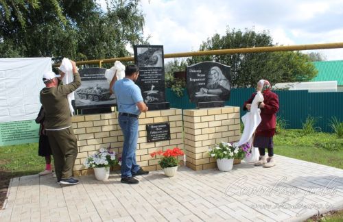 В Аксубаевском районе открыли памятник погибшим в Афганской, Чеченской и локальных войнах и их матерям