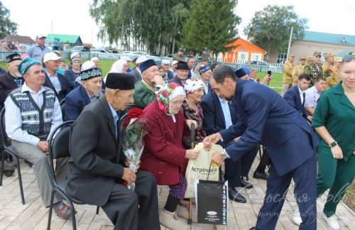 В Аксубаевском районе открыли памятник погибшим в Афганской, Чеченской и локальных войнах и их матерям
