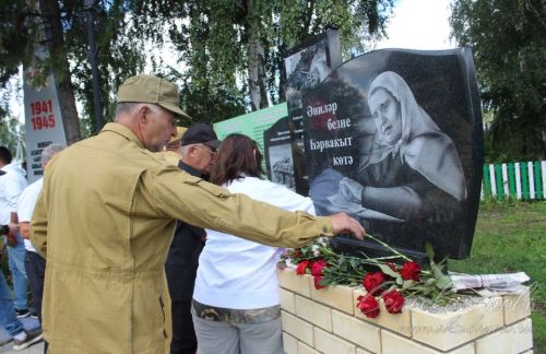 В Аксубаевском районе открыли памятник погибшим в Афганской, Чеченской и локальных войнах и их матерям