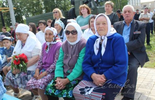 В Аксубаевском районе открыли памятник погибшим в Афганской, Чеченской и локальных войнах и их матерям