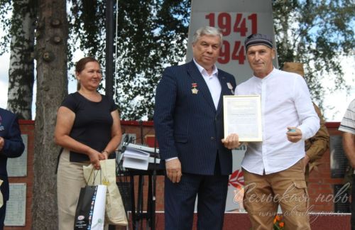 В Аксубаевском районе открыли памятник погибшим в Афганской, Чеченской и локальных войнах и их матерям