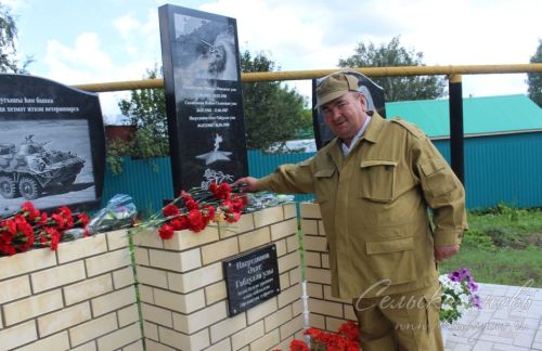 В Аксубаевском районе открыли памятник погибшим в Афганской, Чеченской и локальных войнах и их матерям