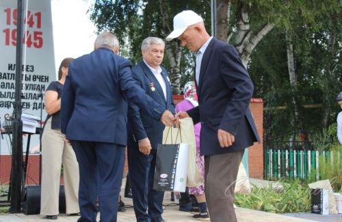В Аксубаевском районе открыли памятник погибшим в Афганской, Чеченской и локальных войнах и их матерям