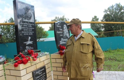 В Аксубаевском районе открыли памятник погибшим в Афганской, Чеченской и локальных войнах и их матерям