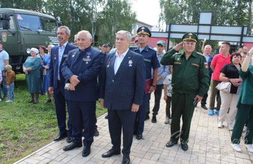 В Аксубаевском районе открыли памятник погибшим в Афганской, Чеченской и локальных войнах и их матерям