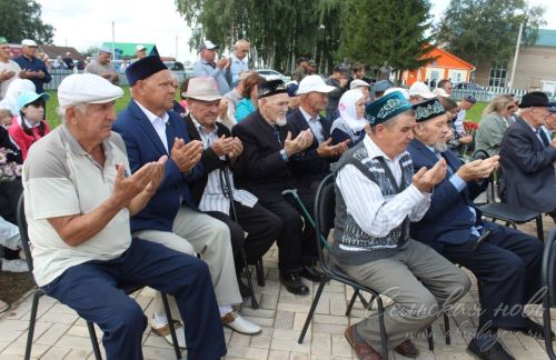 В Аксубаевском районе открыли памятник погибшим в Афганской, Чеченской и локальных войнах и их матерям