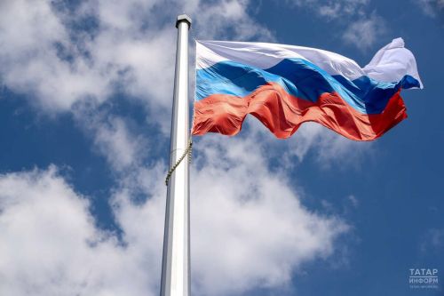 Историк Ефим Комаровский рассказал в День Государственного флага о значении Российского триколора