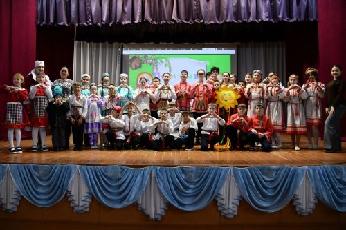 Фестиваль «Разноцветные потешки» путешествует по району: яркие выступления в Старом Тимошкине