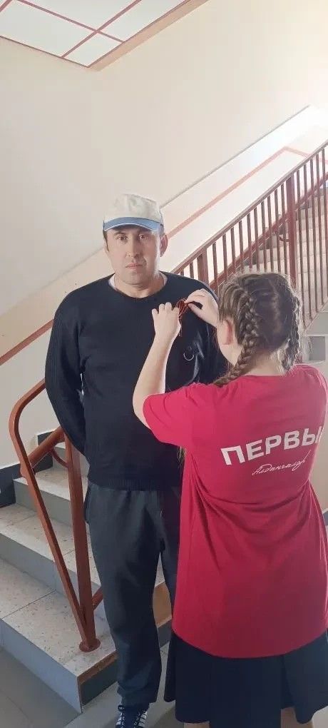 Активисты Движения Первых школы №1 провели акцию «Георгиевская лента» в Аксубаеве