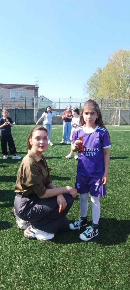 Активисты Движения Первых школы №1 провели акцию «Георгиевская лента» в Аксубаеве