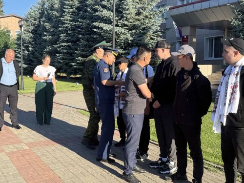 Аксубайлылар хезмәткә хәер-фатихалар һәм яңа телефоннар белән киттеләр