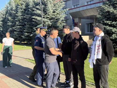 Аксубайлылар хезмәткә хәер-фатихалар һәм яңа телефоннар белән киттеләр