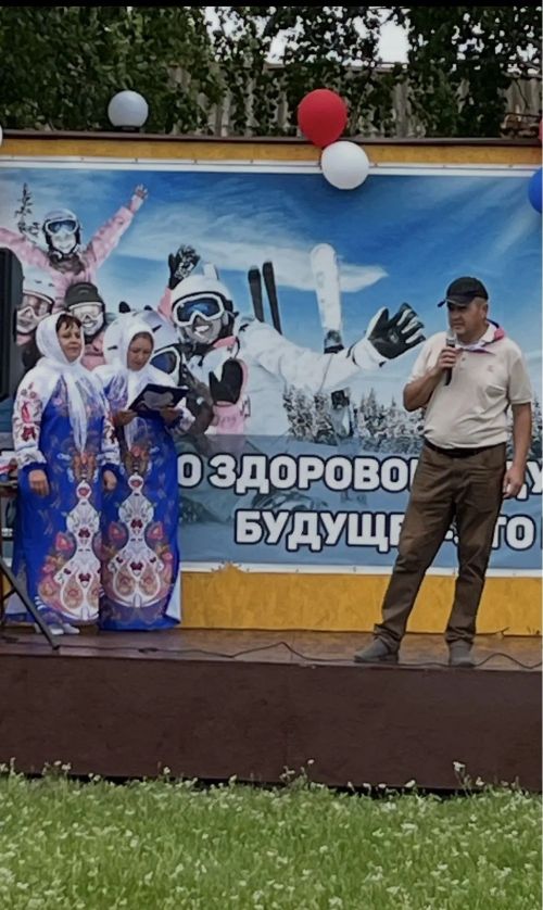 Староильдеряковцы, почтив память земляка, торжественно отметили День России