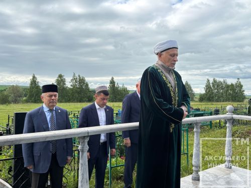Әгъзам Гобәйдуллин Яр Чаллының элеккеге мэрын искә алды, аның Аксубайдагы каберенә чәчәкләр салды