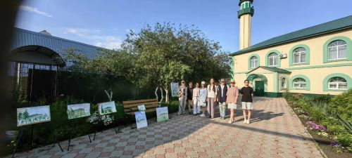 «Аксубай палитрасы»: картиналар мәчет диварлары янында туды